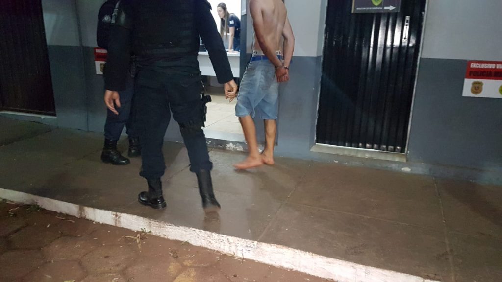 Homem invade residência, empurra vizinho e é detido