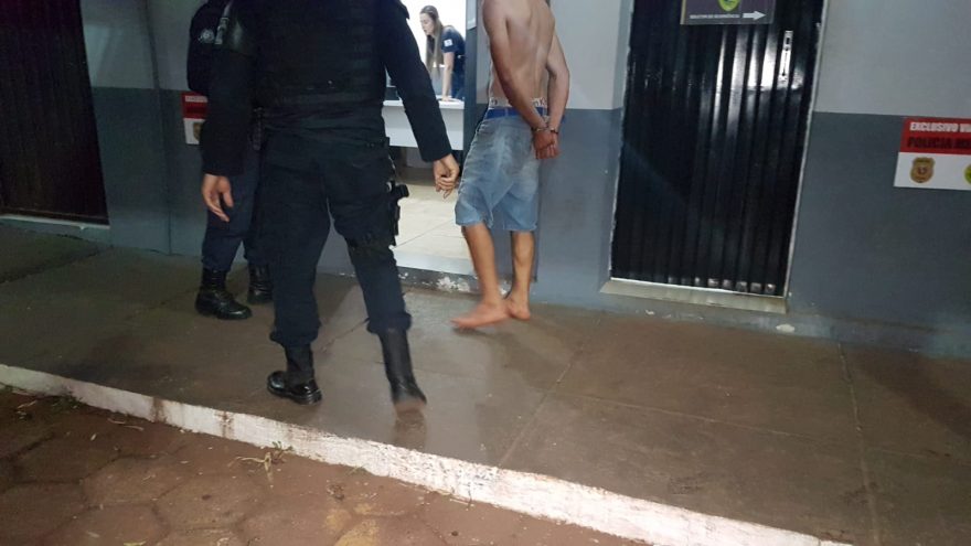Homem invade residência, empurra vizinho e é detido