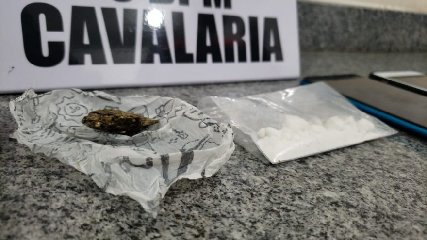 Jovem é detida pela Cavalaria em posse de cocaína, no Turisparque; dois adolescentes também foram conduzidos