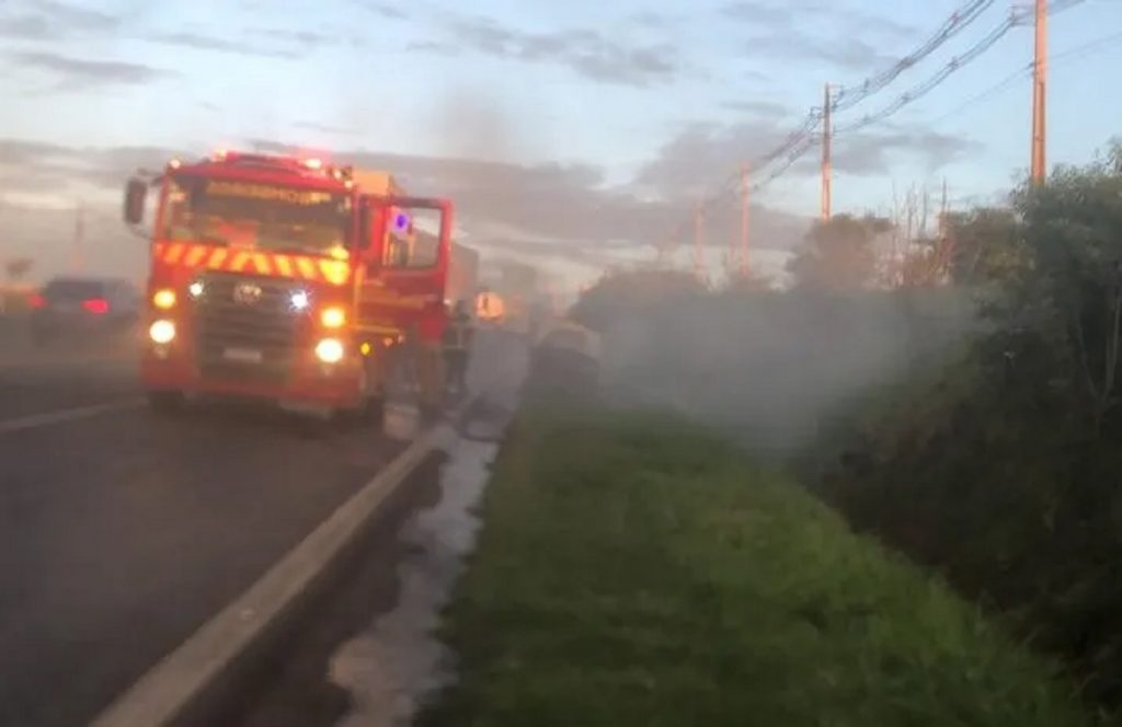 Carro pega fogo em Arapongas; criança, mulher e mecânico são socorridos