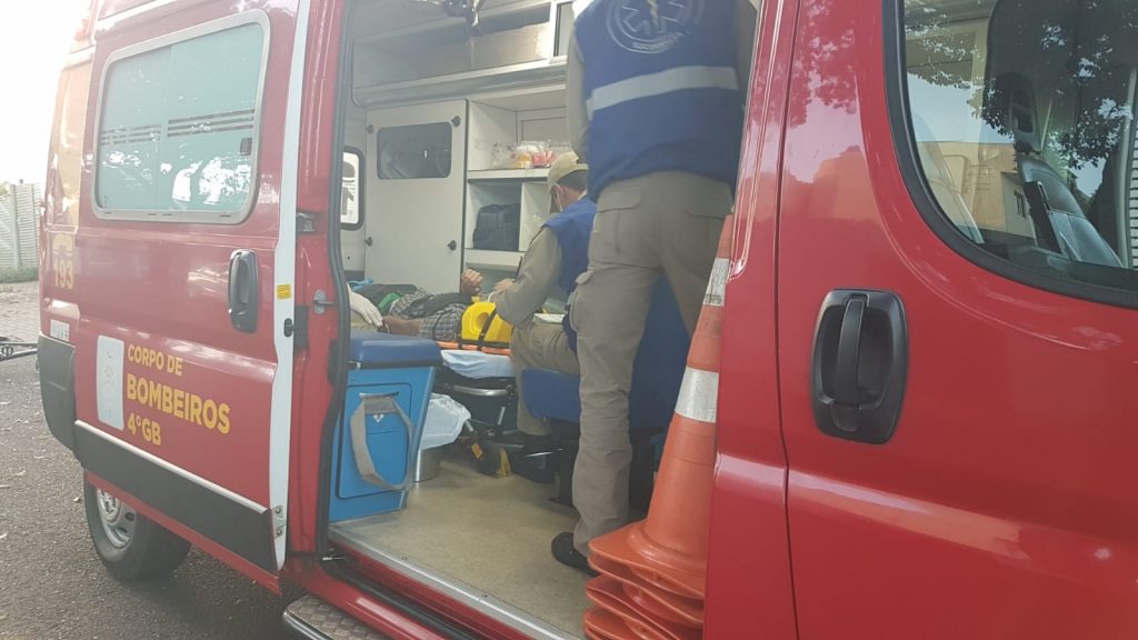 Jovem fica ferido após cair de rosto no asfalto, no bairro Neva