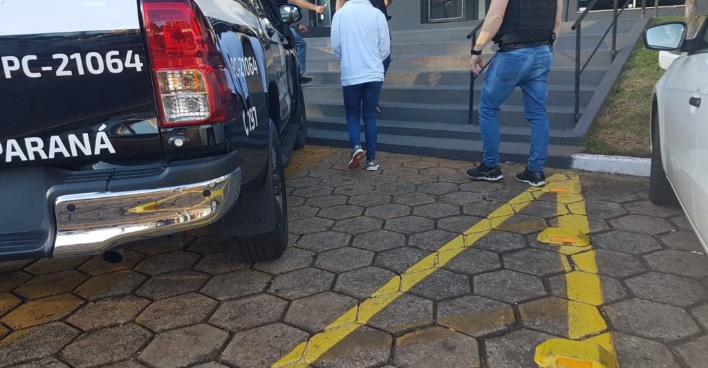 Mulher é presa durante ação da Polícia Civil na manhã desta quarta-feira em Cascavel