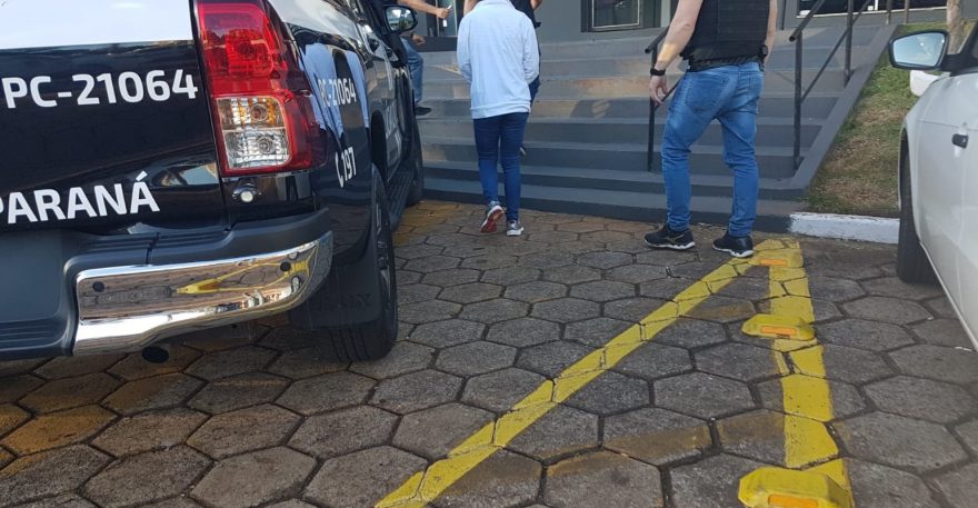 Mulher é presa durante ação da Polícia Civil na manhã desta quarta-feira em Cascavel