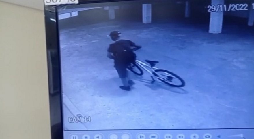 Câmera registra ladrão furtando bicicleta no Centro