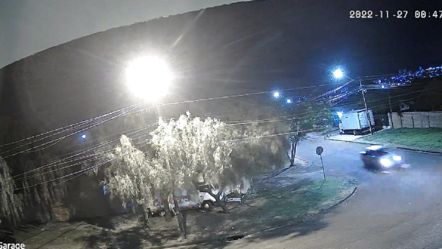 Veja o momento do impacto que deixou motociclista ferido no Santa Cruz