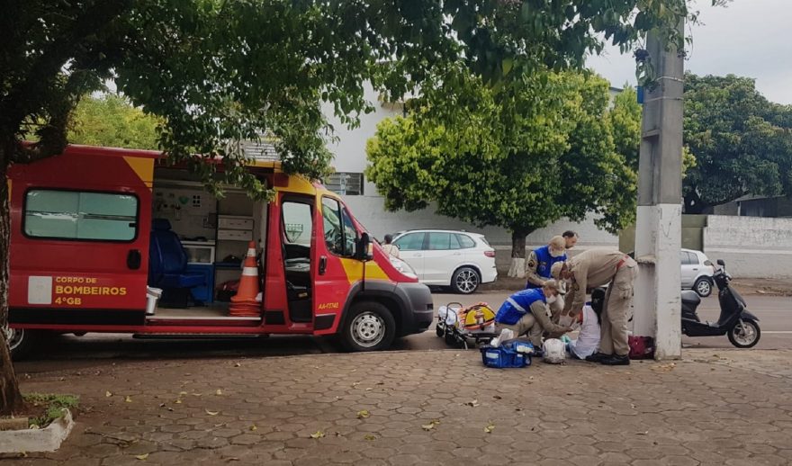 Após colidir contra um poste, motociclista apresenta suspeita de fratura