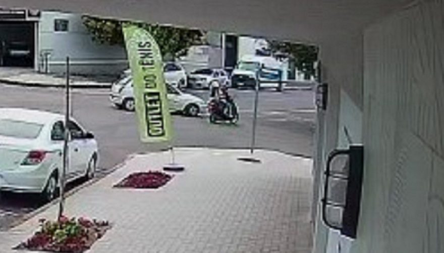 Câmera flagra momento em que condutora da Biz perde o controle da moto no Parque São Paulo