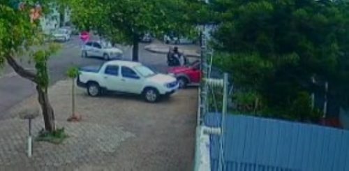 Veja momento em que motociclista é fechada por carro e acaba caindo