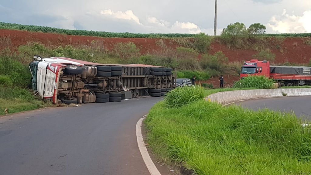 Caminhão tomba no Contorno Oeste