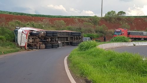 Caminhão tomba no Contorno Oeste