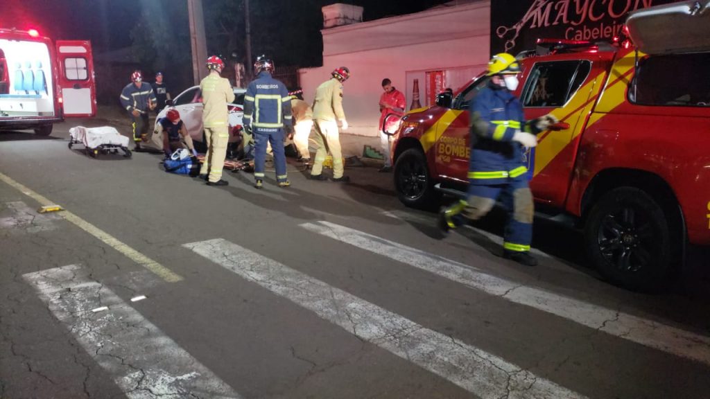 Motociclista fica preso debaixo de carro após colisão no Centro