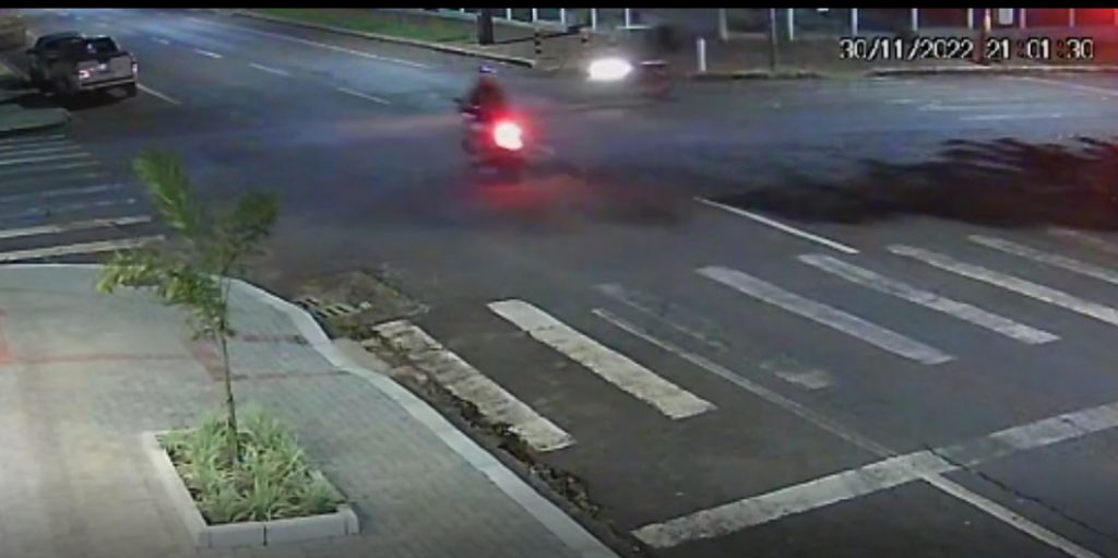 Câmera flagra colisão entre motos que deixou vítima presa debaixo de carro
