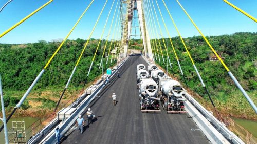 Caminhões carregados realizam teste de carga sobre a nova Ponte Brasil-Paraguai Imagem referente a Caminhões carregados realizam teste de carga sobre a nova Ponte Brasil-Paraguai