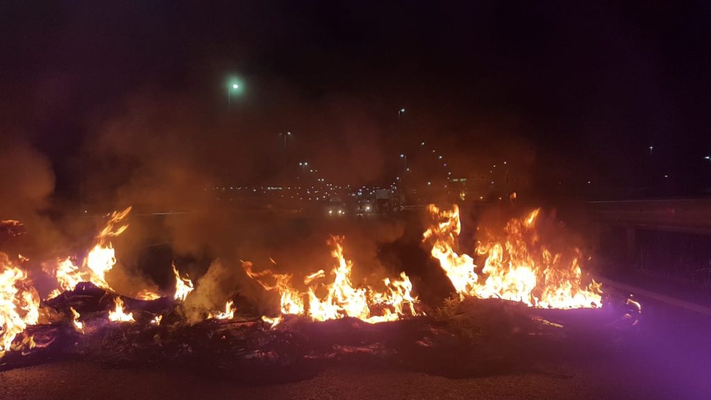Manifestantes ateam fogo em pneus e interditam BR-277; PRF e bombeiros liberaram a via