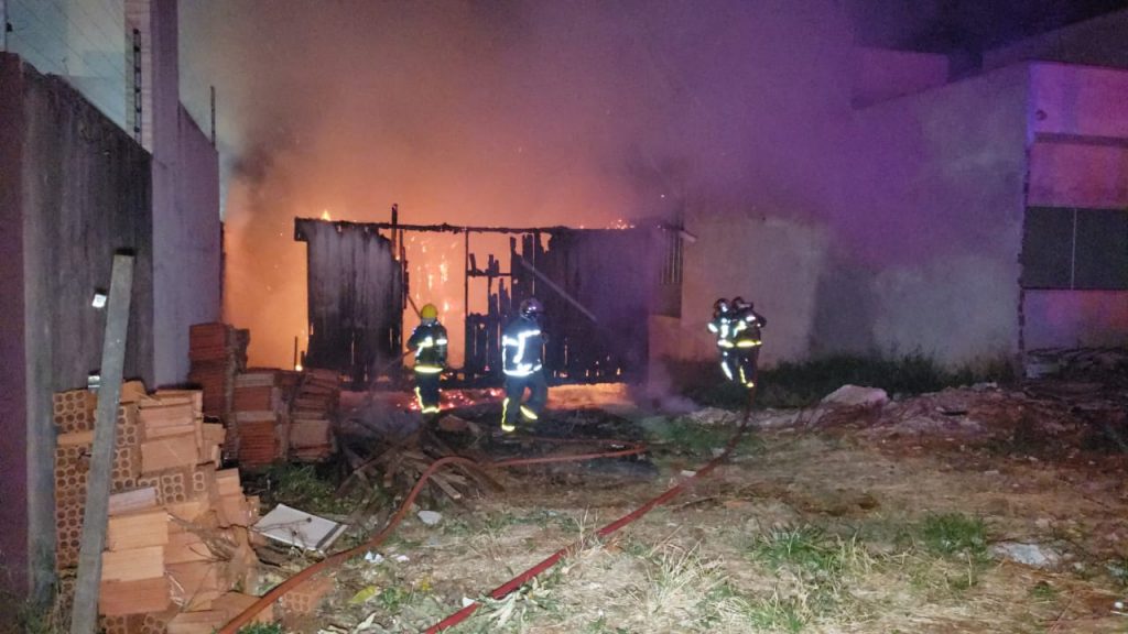 Casa de madeira fica destruída após incêndio, no loteamento Mirante