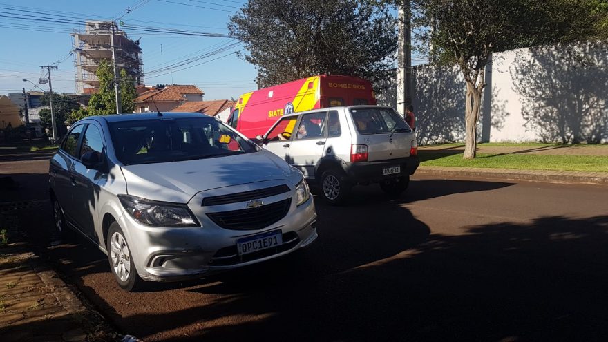 Homem e criança ficam feridos após colisão entre carro e bicicleta