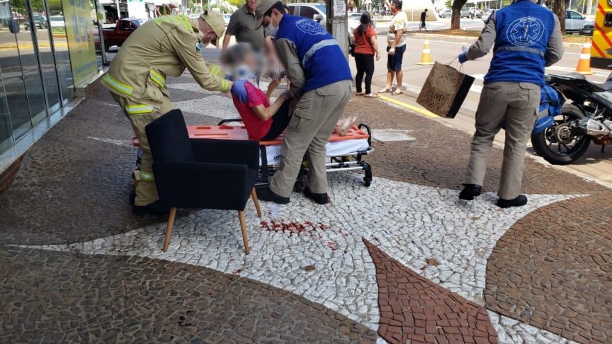 Idosa é vítima de atropelamento no Centro