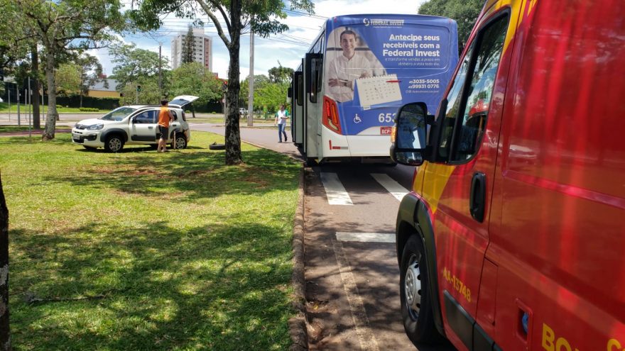 Colisão entre carro e ônibus deixa três pessoas feridas no Centro