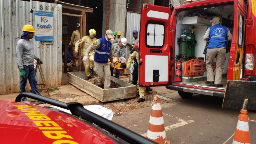 Trabalhador fica em estado grave ao sofrer queda de 9 metros em obra