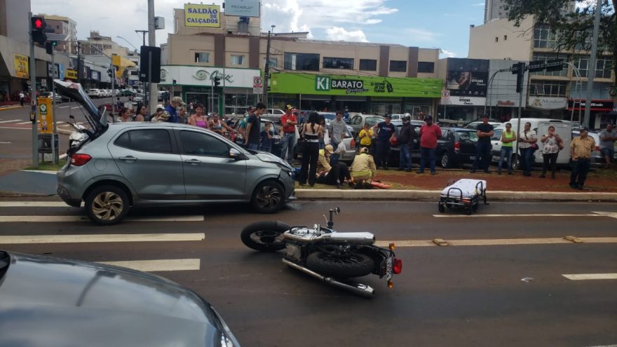 Forte colisão entre carro e moto interdita Avenida Brasil