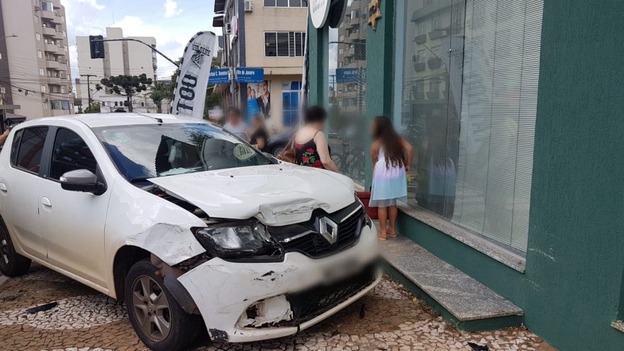 Sandero vai parar na calçada após forte colisão com Logan