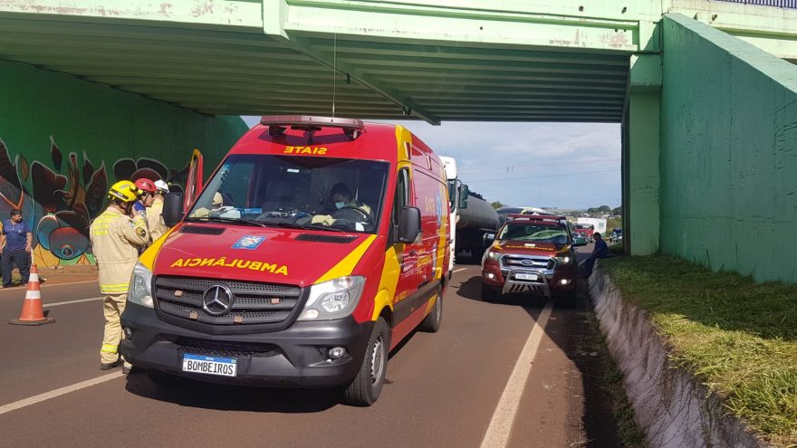 Ciclista fica ferido ao se envolver em acidente com caminhão na PRc-467