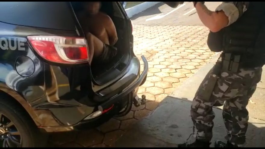 Homem é detido pelo Pelotão de Choque no Bairro Santa Cruz