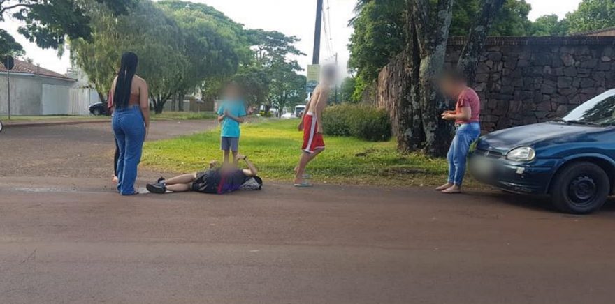 Adolescente sofre luxação no joelho após cair em via pública