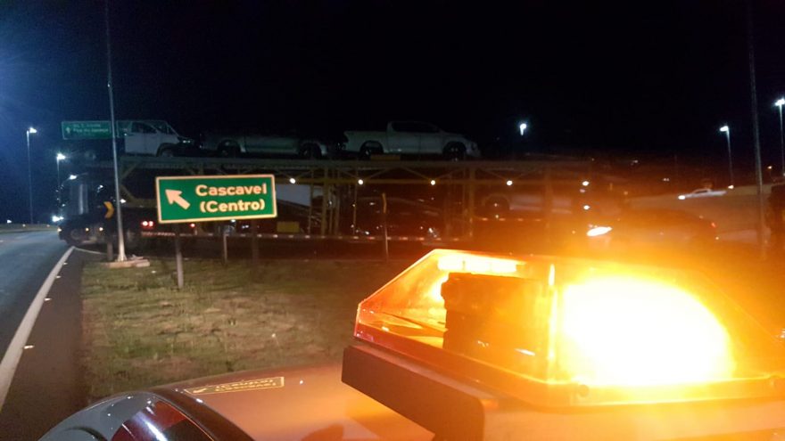 Caminhão cegonha sai da pista ao tentar contornar Trevo Cataratas