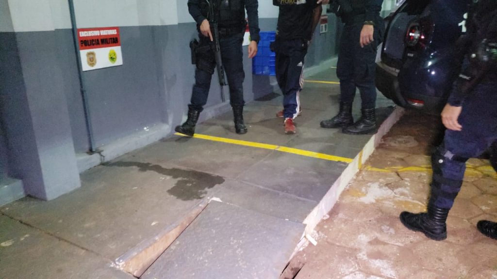 Com mandado de prisão por furto em aberto, homem é detido