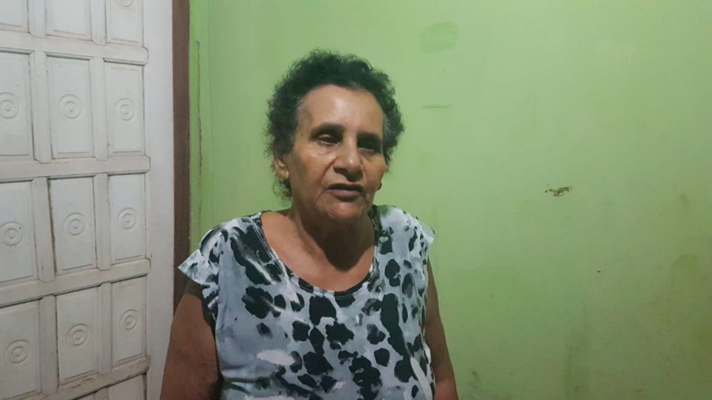 Mãe pede ajuda para internar filho com alcoolismo que tem tomado álcool de posto