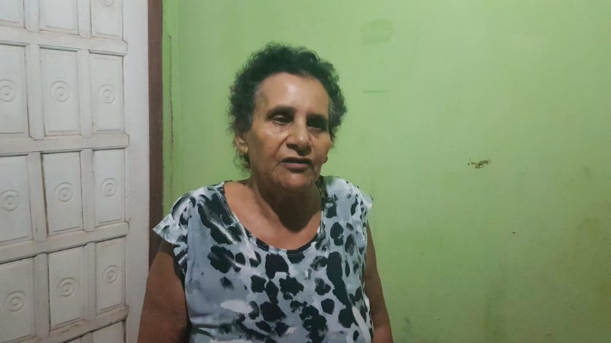 Mãe pede ajuda para internar filho com alcoolismo que tem tomado álcool de posto