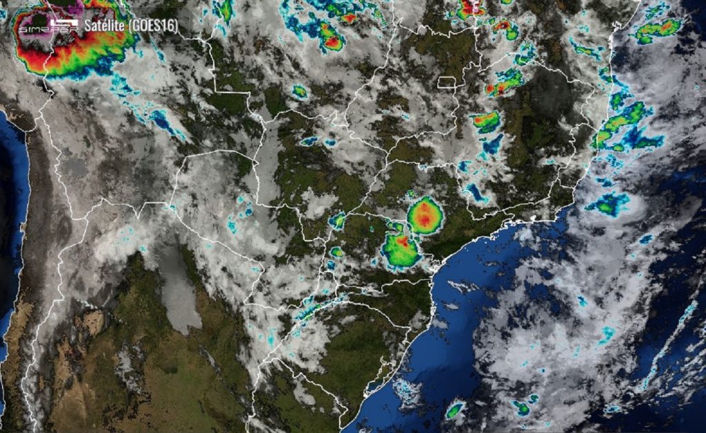 Sextou com calor de 29°C e pancadas de chuva em Cascavel