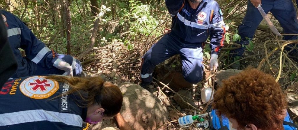 Motociclista cai em ribanceira e fica dois dias inconsciente até ser encontrado pelo Samu em Marialva