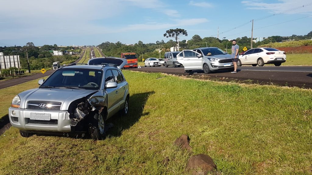 Ford Ka e Hyundai Tucson se envolvem em colisão na BR-277