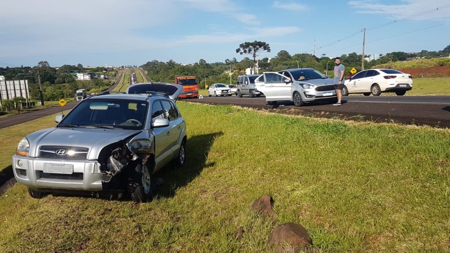 Ford Ka e Hyundai Tucson se envolvem em colisão na BR-277