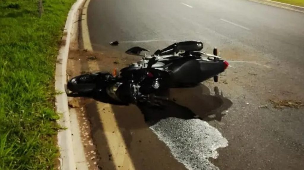 Jovem motociclista morre após colidir contra poste