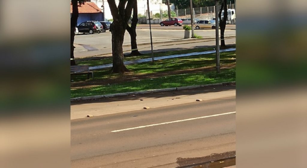 Populares isolam parte de ciclovia onde três pessoas caíram em poucos minutos