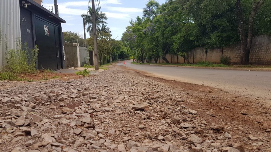 Morados reclamam de buracos e obra não finalizada na Rua Álamo