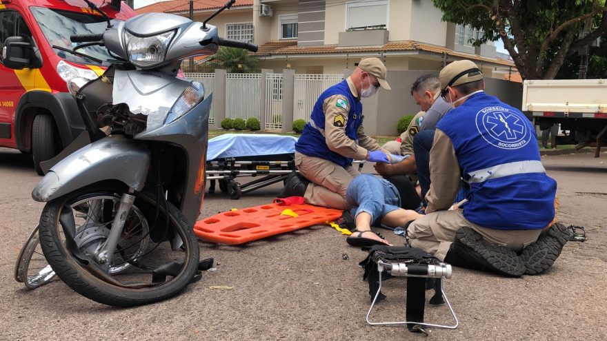 Forte colisão deixa motociclista ferida no Centro
