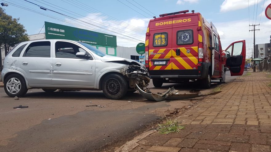 Corsa fica destruído após colidir contra um caminhão no Universitário