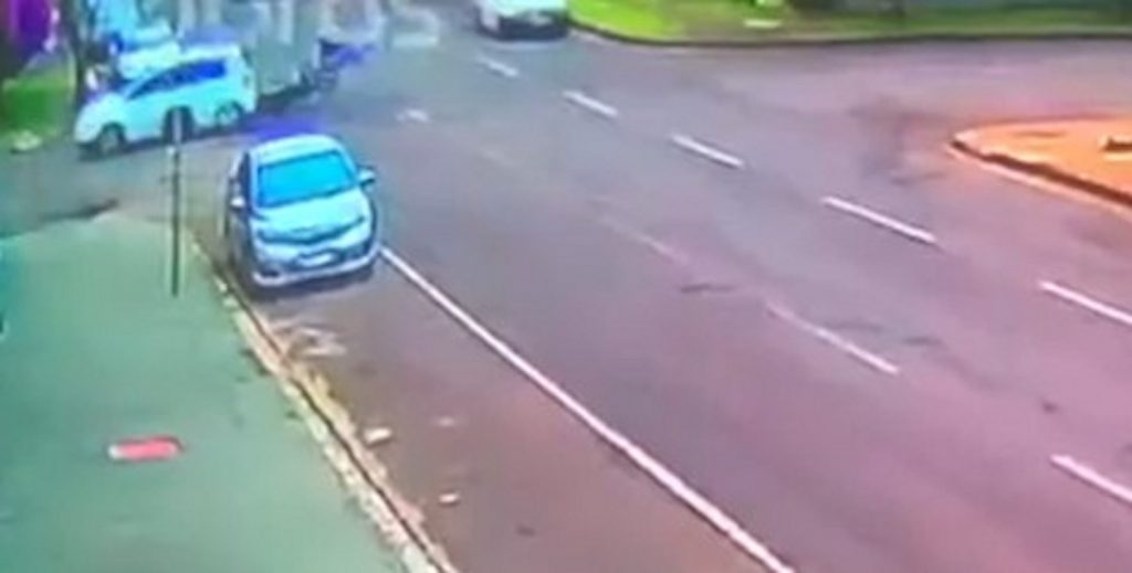 Veja momento de gravíssima colisão onde motociclista sofreu múltiplas fraturas