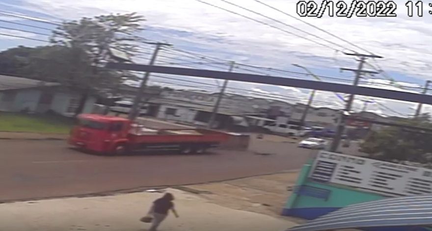 Vídeo: Carro tomba após colidir com caminhão na Rua Rio da Paz