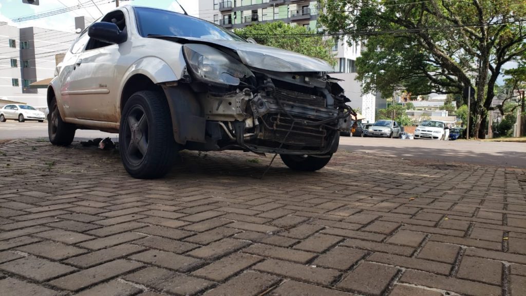 Hb20 e Ford Ka colidem no Centro