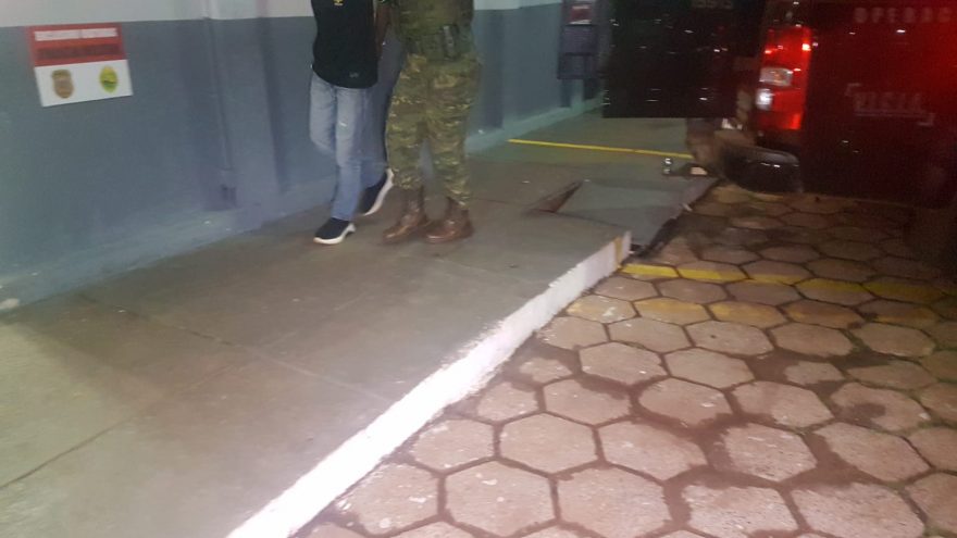 Homem em posse de 16 tabletes de maconha é detido na Av. Tancredo Neves