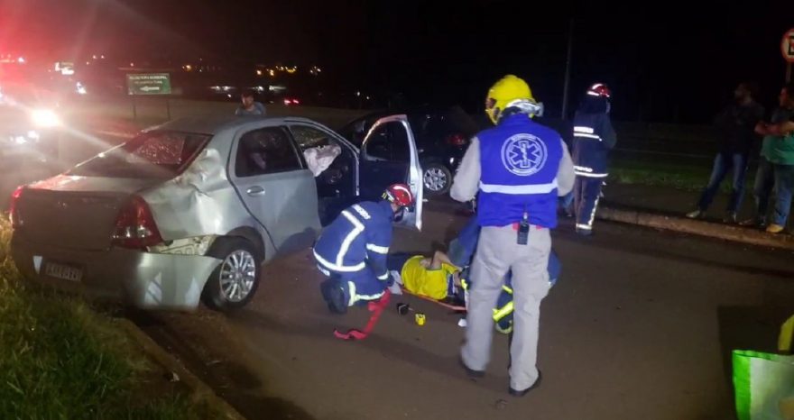Forte acidente deixa duas pessoas feridas na marginal da BR-277