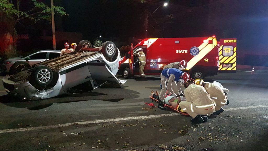Renault Sandero capota e deixa condutora ferida no centro de Cascavel