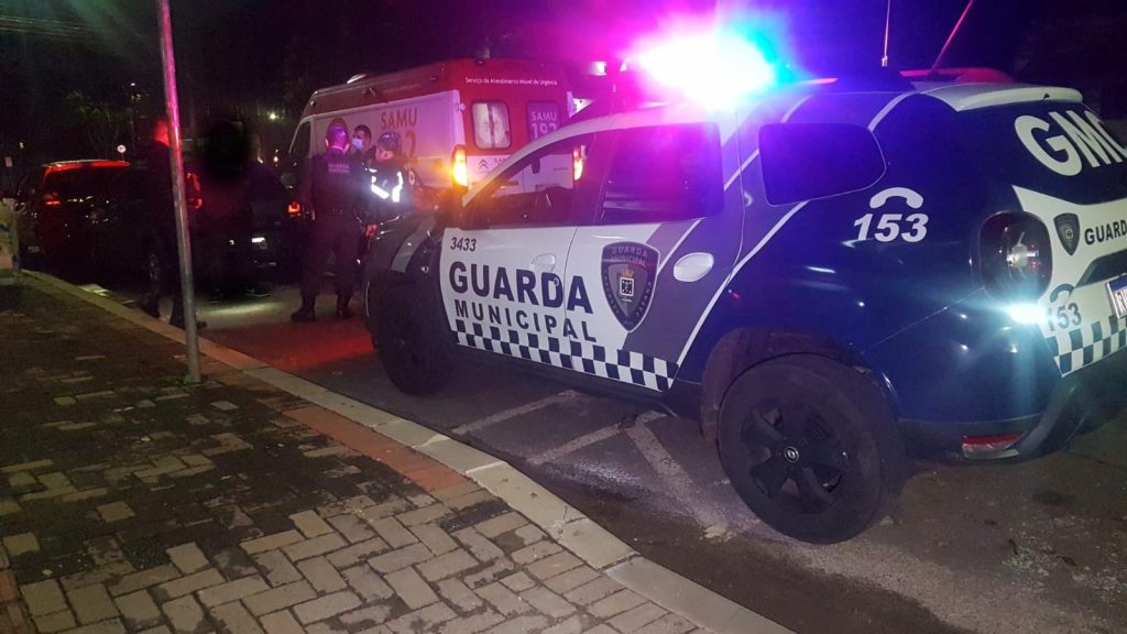 Jovem etilizado não encontra amigo no apê e entra em carro desconhecido para esperar