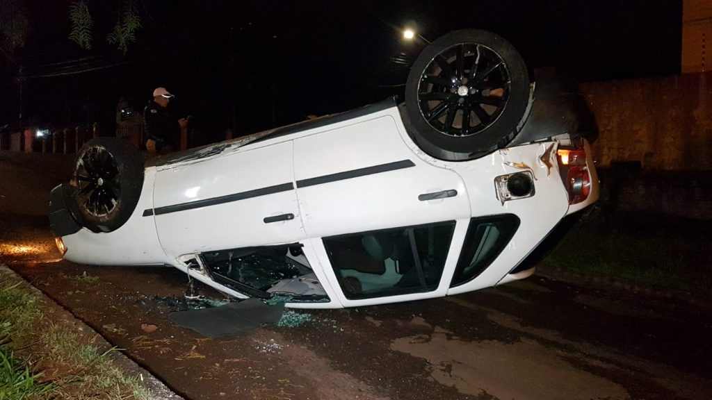 Segundo capotamento é registrado na madrugada em Cascavel; gol parou com as rodas para cima no Tropical
