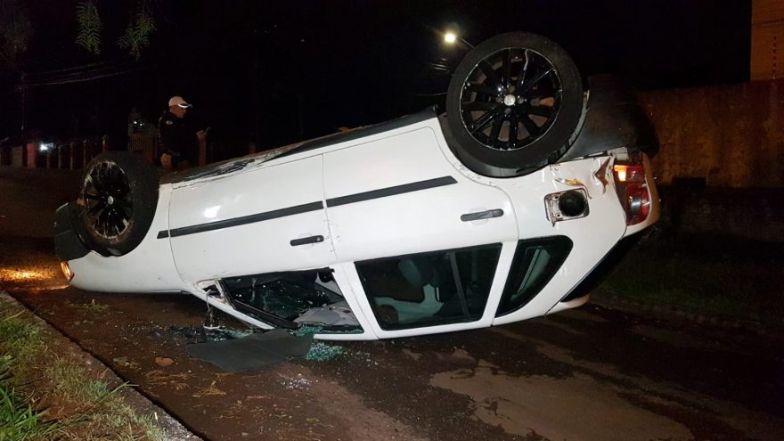 Segundo capotamento é registrado na madrugada em Cascavel; gol parou com as rodas para cima no Tropical